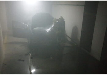 FOTO/ Digjet një makinë në Vlorë, në përdorim të drejtoreshës së Tatim taksave në bashki