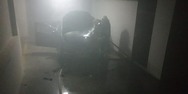 FOTO/ Digjet një makinë në Vlorë, në përdorim të drejtoreshës së Tatim taksave në bashki