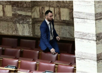 Kërcet grushti në parlamentin grek