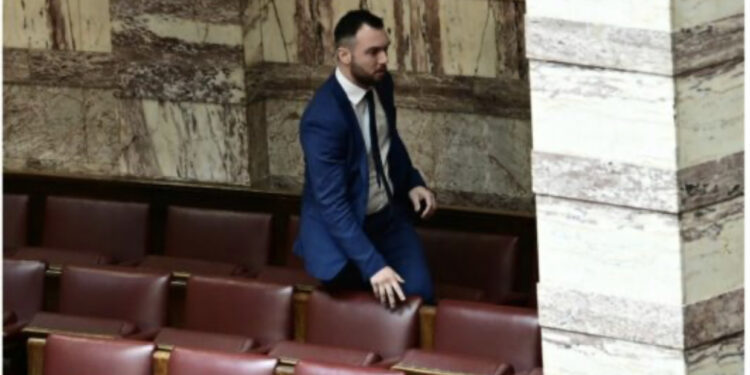 Kërcet grushti në parlamentin grek