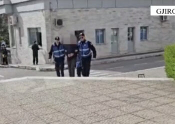 Parandalohet krimi në familje! 47-vejçari qëllon me armë gjahu drejt familjarëve