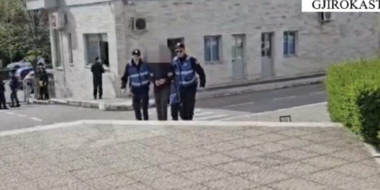 Parandalohet krimi në familje! 47-vejçari qëllon me armë gjahu drejt familjarëve