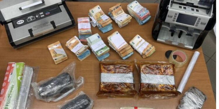 Policia u gjeti heroinë dhe 70 mijë euro, arrestohen dy shqiptarët në Milano