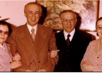 Gazeta amerikane: 1 milion e 250 mijë banorë, sundohen nga 48 mijë komunistë të cilët, i betohen për besnikëri diktatorit bukurosh dhe mizor Enver Hoxha…