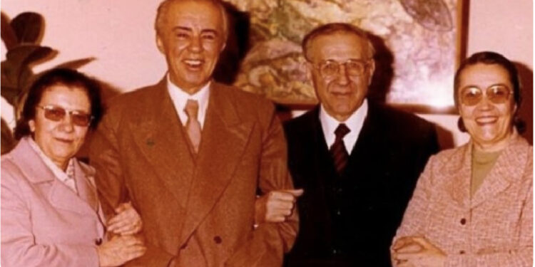 Gazeta amerikane: 1 milion e 250 mijë banorë, sundohen nga 48 mijë komunistë të cilët, i betohen për besnikëri diktatorit bukurosh dhe mizor Enver Hoxha…