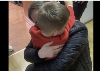 Merr fund makthi, nëna përqafon djalin në Durrës