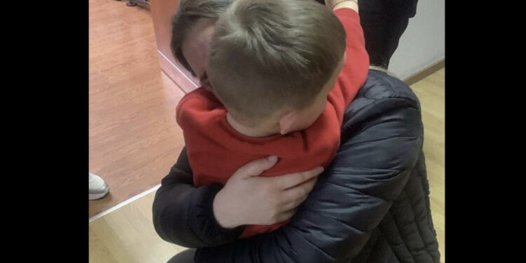 Merr fund makthi, nëna përqafon djalin në Durrës