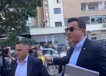 “O Hajdut, hajdut”/ Qytetarët e sulmojnë tek dera, Erion Veliaj paraqitet në SPAK