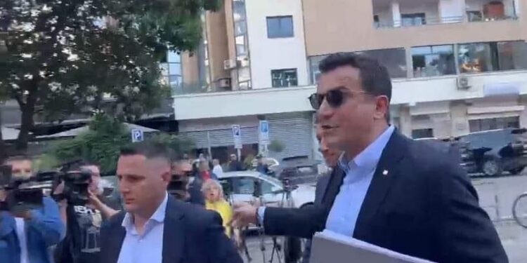 “O Hajdut, hajdut”/ Qytetarët e sulmojnë tek dera, Erion Veliaj paraqitet në SPAK