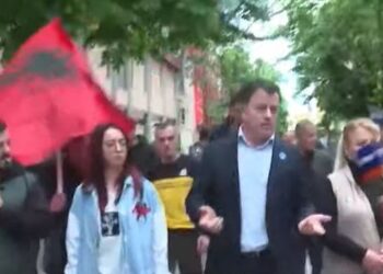 Mbyllet protesta pas dy orësh, qytetarët largohen nga bashkia e Tiranës, të martën tubimi i radhës