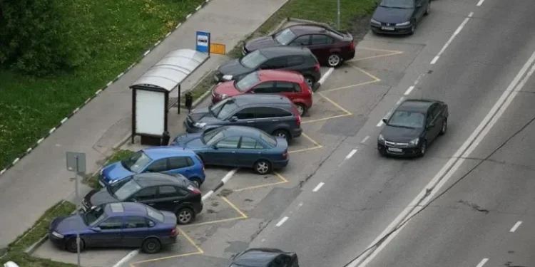 VIDEO/ Pamje të rënda/ Shqiptari dhunon dy vajzat në parking