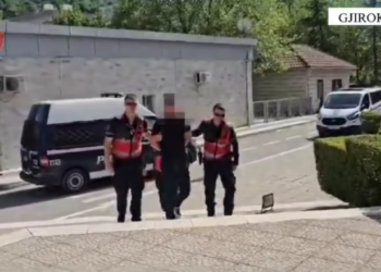 Njëri monitoronte rrugën, tjetri transportonte drogën me “Jaguar”, policia e Gjirokastrës sekuestron 2 thasë me kanabis