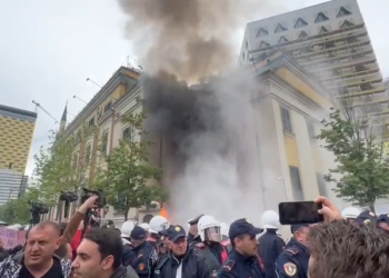 FOTO/ Protestuesit tentojnë të çajnë kordonin e Policisë