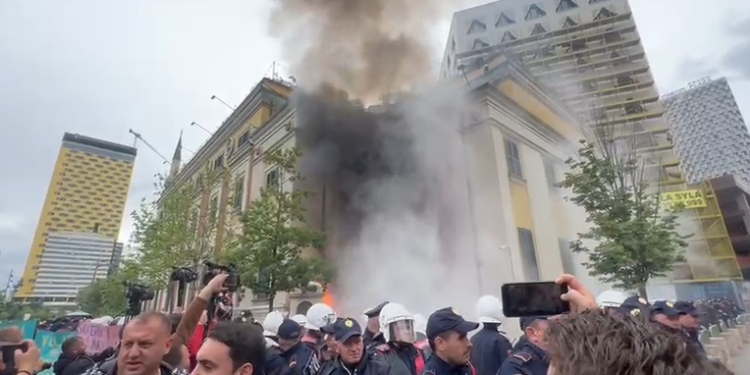 FOTO/ Protestuesit tentojnë të çajnë kordonin e Policisë