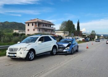 Aksident i trefishtë në Elbasan, ja çfarë raportohet