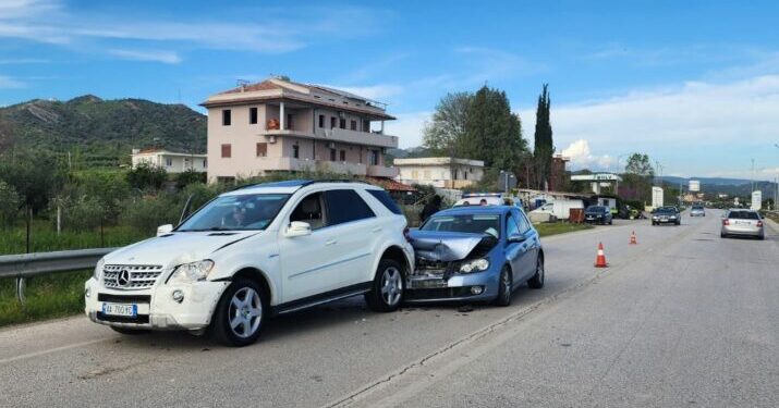 Aksident i trefishtë në Elbasan, ja çfarë raportohet