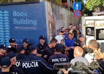 Çfarë ndodhi në protestë? I ra të fikët, ambulanca merr njërin nga efektivët e policisë