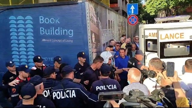 Çfarë ndodhi në protestë? I ra të fikët, ambulanca merr njërin nga efektivët e policisë