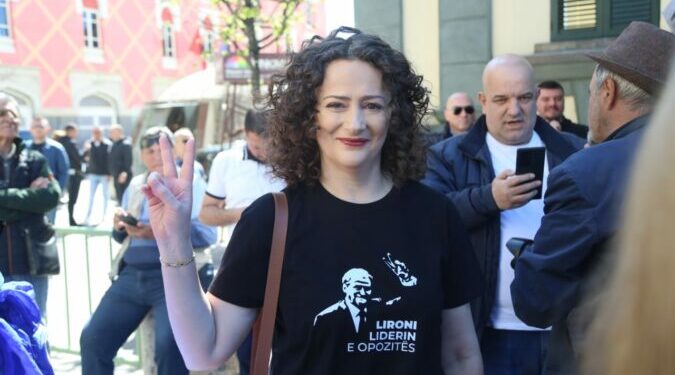 Bardhi dhe Noka në protestë, Malltezi me bluzën ‘Lironi Berishën’: Ta heqim Veliajn sa më parë