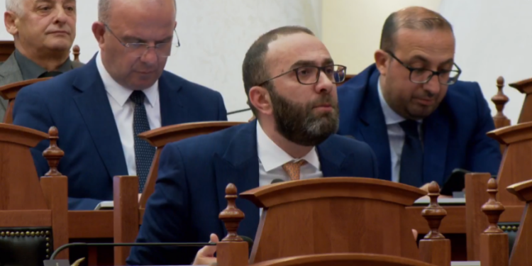 Debate në Kuvend, opozita kërkon raportin e PS për mandatin e Olta Xhaçkës, Bardhi: Të ndërpritet seanca