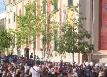 PROTESTA/ Qytetarët mblidhen para bashkisë së Tiranës, godina “blindohet” me forca policie