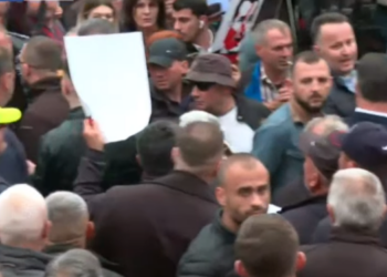 FOTOT/ Efektivë policie të infiltruar mes protestuesve, çfarë po ndodh në Bashkinë Tiranë