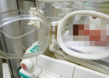 VIDEO/ Mjekët nxjerrin beben nga barku i nënës së vdekur, vjen në jetë foshnja “mrekulli” në Gaza