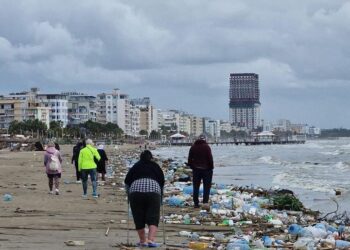 Bregdetin e Durrësit e mbysin plehrat