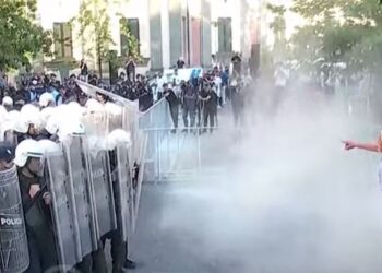 Policia hedh gaz lotsjellës ndaj protestuesve për t’i zmbrapsur 
