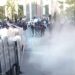 Policia hedh gaz lotsjellës ndaj protestuesve për t’i zmbrapsur