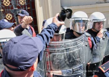 FOTO/ Protesta para bashkisë, policia furnizohet me bombolat e gazit lotsjellës