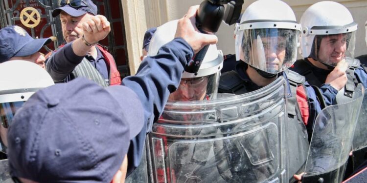 FOTO/ Protesta para bashkisë, policia furnizohet me bombolat e gazit lotsjellës
