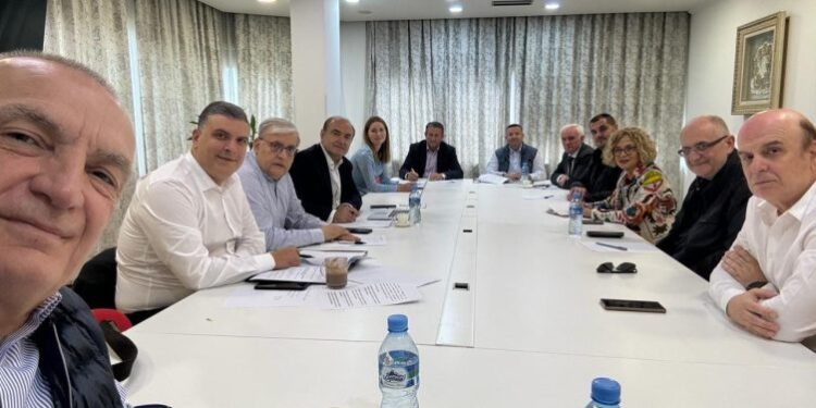 Pasi “goditi” grupin e Kryemadhit, Meta prezanton ekipin e tij në PL
