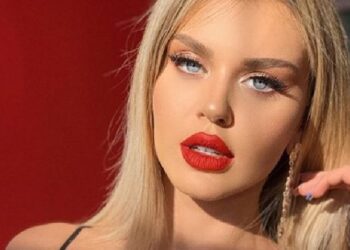 FOTO/ Kejvina Kthella nis pushimet, provokon nga Dubai e veshur me bikini