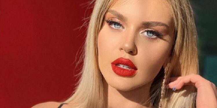 FOTO/ Kejvina Kthella nis pushimet, provokon nga Dubai e veshur me bikini