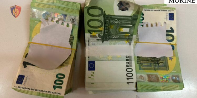 Tentoi të fuste në Shqipëri 25 mijë euro të padeklaruara, nisin hetimet për 45-vjeçarin nga Kosova