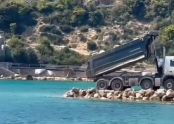 SKANDAL/ Shtohen “pronarët” e tokave në det, në plazhin e Livadhit në Himarë kamionët shtrojnë rrugë me gurë