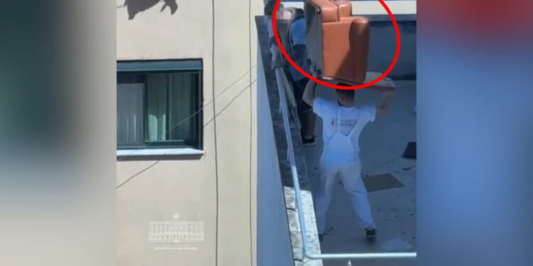 VIDEO/ Çmenduri në Durrës, hedhin mobiliet nga ballkoni