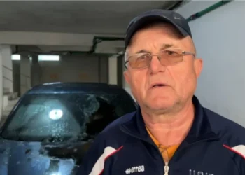 Flet babai i drejtoreshës: Ishte me kapuç, u fut brenda dhe e dogji makinën