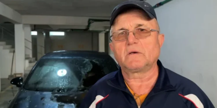 Flet babai i drejtoreshës: Ishte me kapuç, u fut brenda dhe e dogji makinën