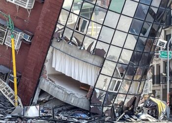 Ndërtesa të shkatërruara dhe njerëz të frikësuar nga rrugë, pamjet dramatike pas tërmetit që goditi Tajvanin