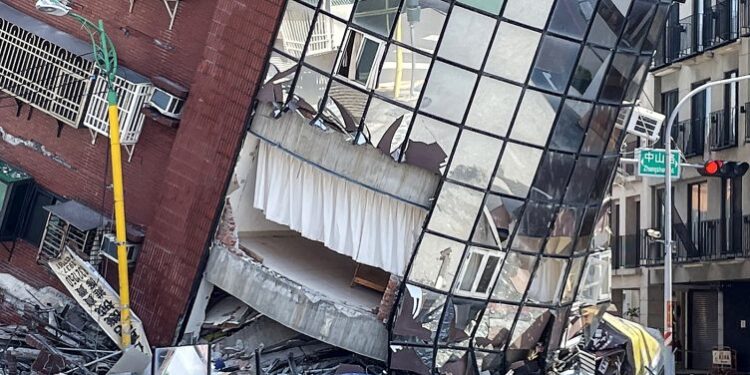 Ndërtesa të shkatërruara dhe njerëz të frikësuar nga rrugë, pamjet dramatike pas tërmetit që goditi Tajvanin