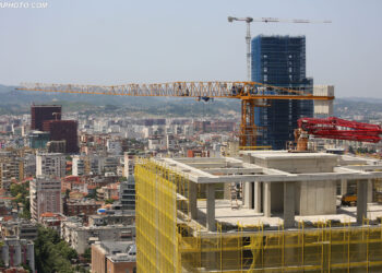 Qeveria u fali ndërtuesve të paligjshëm mbi 2 milionë euro tarifa