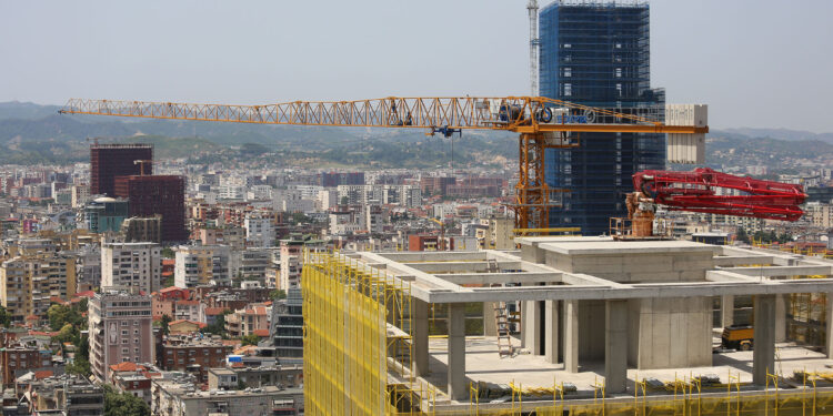 Qeveria u fali ndërtuesve të paligjshëm mbi 2 milionë euro tarifa