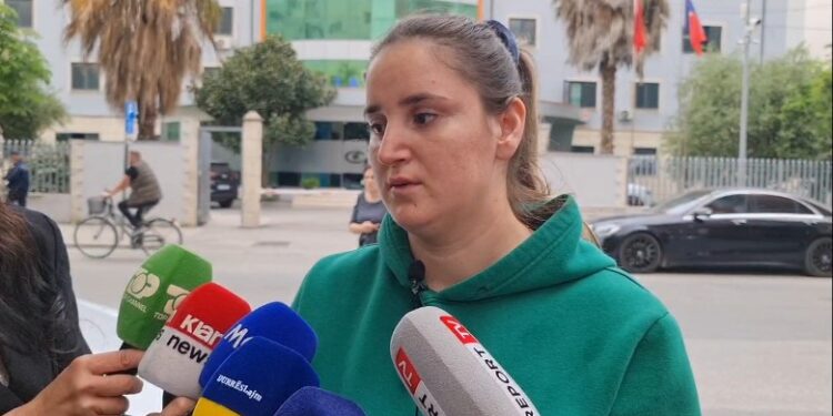 Nëna kërkon fëmijën, policia me njoftim për 3-vjeçarin e zhdukur