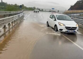 Moti i keq/ ‘Përmbytet’ Rruga e Arbrit, vështirësohet qarkullimi i mjeteve