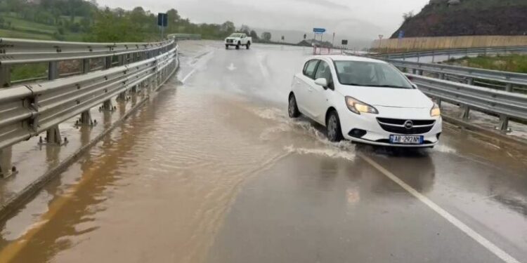 Moti i keq/ ‘Përmbytet’ Rruga e Arbrit, vështirësohet qarkullimi i mjeteve