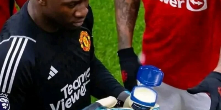 Tifozët vunë re një detaj të çuditshëm: Pse portieri i United i lyen dorezat me vazelinë