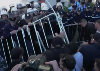 Përshkallëzohet situata! Protestuesit heqin gardhin metalik