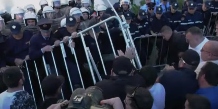 Përshkallëzohet situata! Protestuesit heqin gardhin metalik